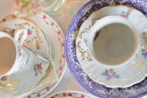 koppar och fat i rosa och vitt